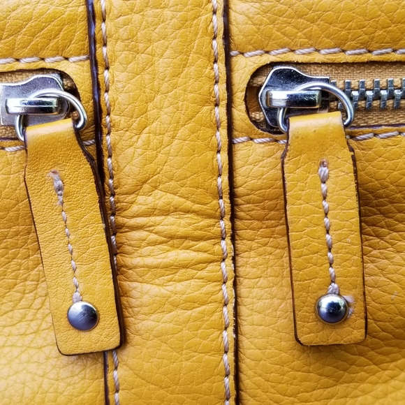 🌼 Tignanello Leather Shoulder Bag – Yellow – Crossbody/Shoulder Strap - Picture 5 of 9